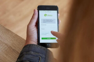 Handy in einer Hand mit Zugang zur bibeco Plattform