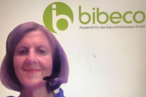 Silke mit Kopfhörer im digitalen Coaching